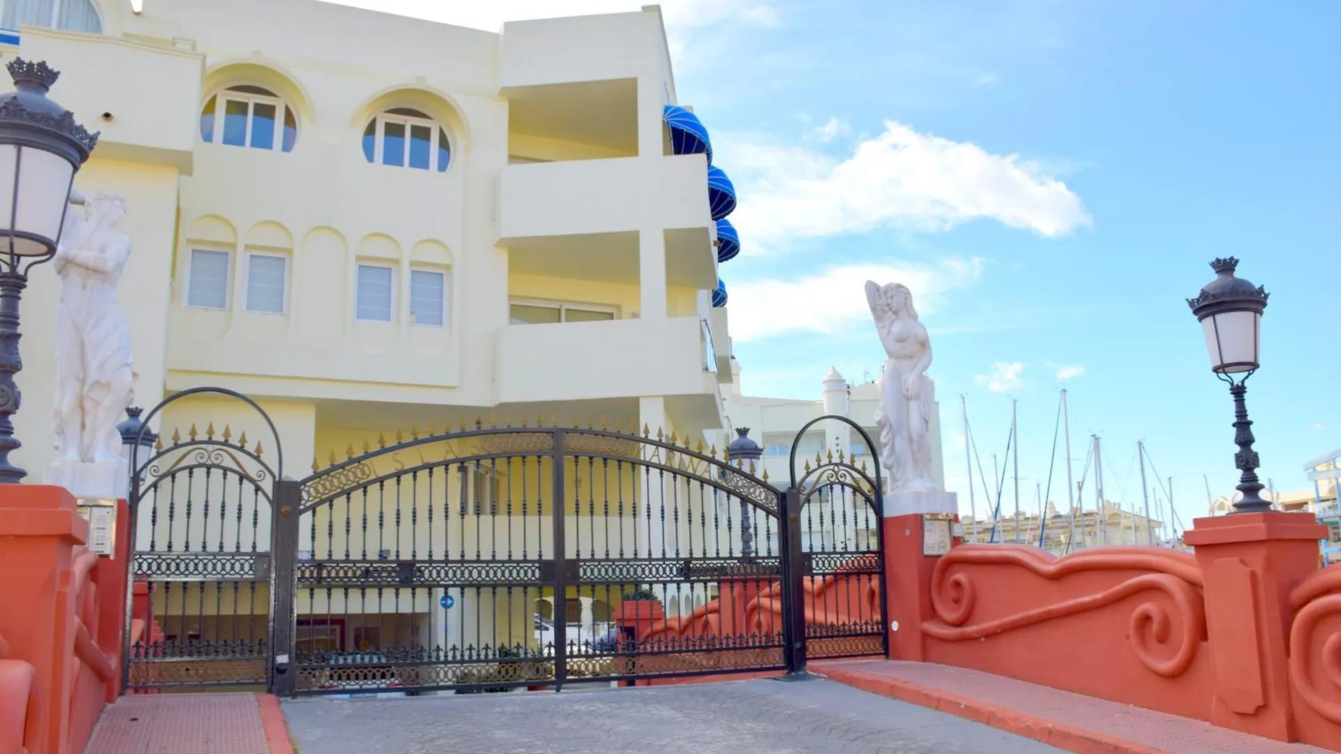 Cozy Corner 2 Bedroom Apartment On New Island Complex In Marina Harbour Benalmádena 0*,